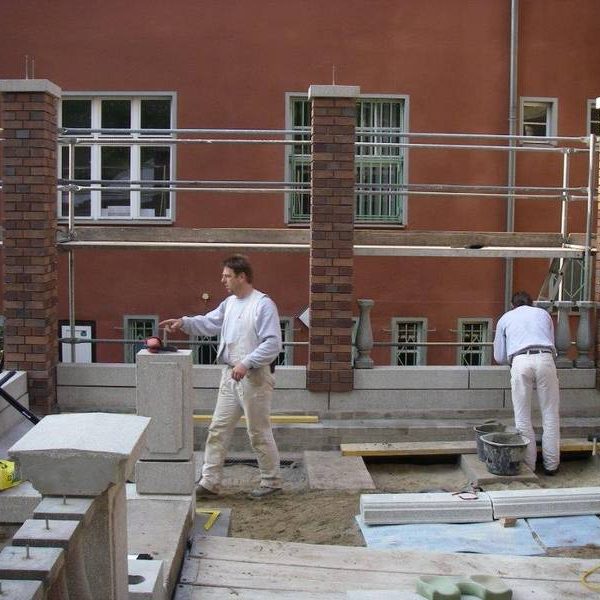 Scharrierter Betonwerkstein einer Balustrade