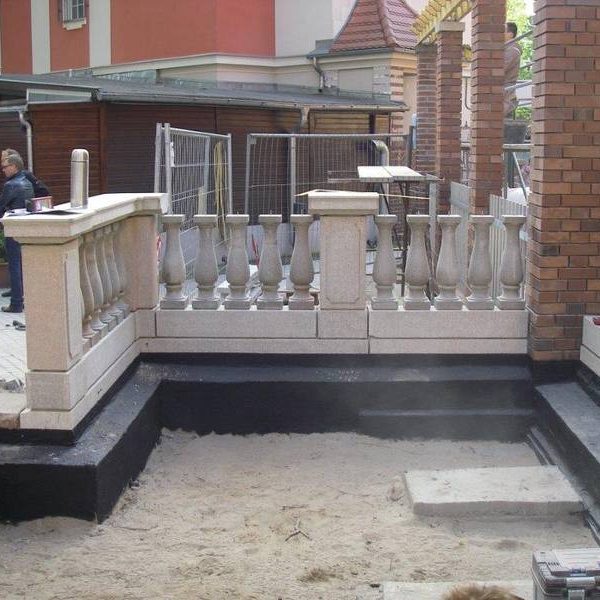 Scharrierter Betonwerkstein einer Balustrade