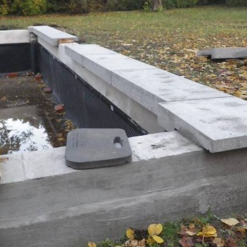 Scharrierter Betonwerkstein einer Brunnenanlage