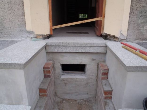 Scharrierter Betonwerkstein einer Treppenanlage