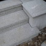 Scharrierter Betonwerkstein einer Treppenanlage