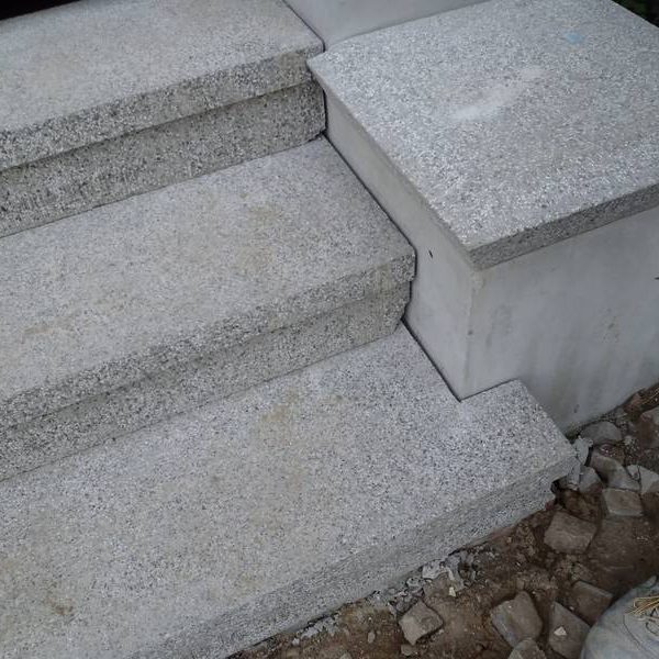 Scharrierter Betonwerkstein einer Treppenanlage